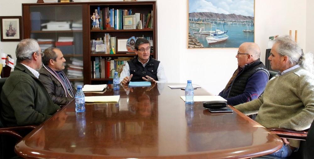 El alcalde traslada a la Junta Central de Usuarios los avances sobre el encauzamiento del Río Adra