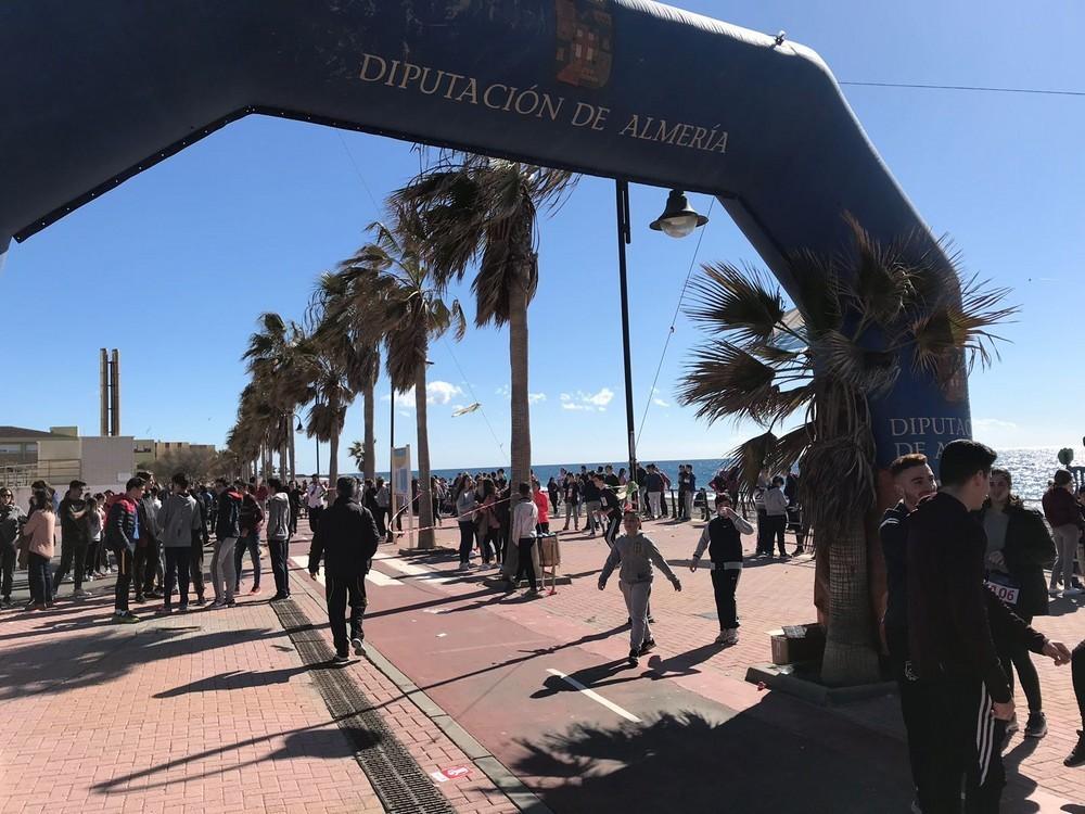 Un millar de jóvenes de los IES Gaviota y Abdera de Adra participan en una carrera solidaria a beneficio de 'Save the Children'