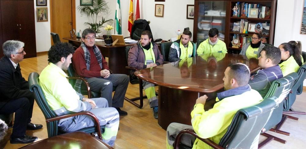 El alcalde agradece el “esfuerzo por mejorar Adra” a los jóvenes beneficiarios de los planes de empleo