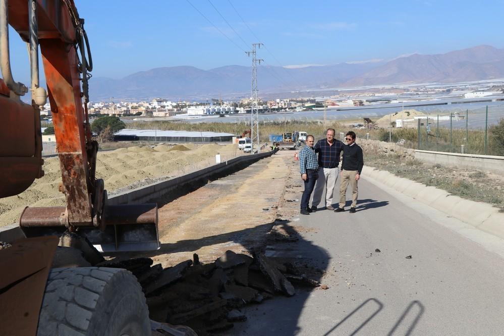 El alcalde supervisa los trabajos de mejora y ampliación que se están realizando en el camino del Alcor en Balerma