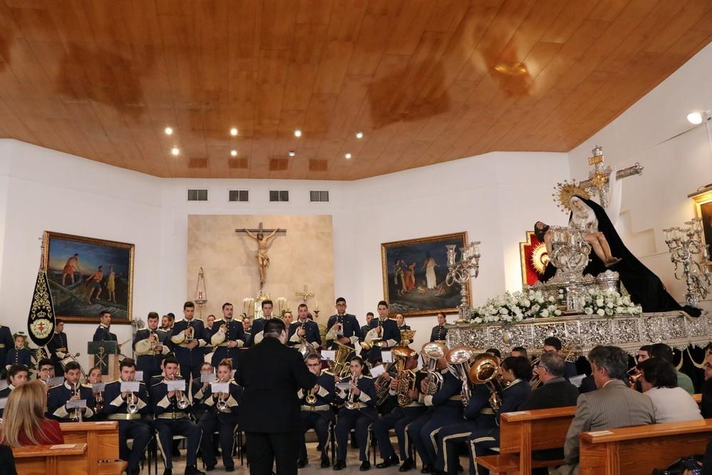 La Virgen de Las Angustias regresa a su templo arropada por cientos de ejidenses tras su restauración a manos de Joaquín Gilabert