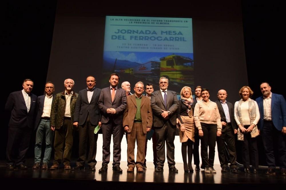 Mesa del Ferrocarril, Ayuntamiento, expertos en logística y empresas agrícolas reclaman un mayor impulso social para promover el transporte de mercancías por tren