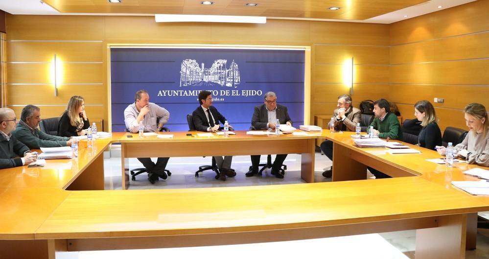 La Junta de Gobierno ejidense da luz verde a licencias de reforma de invernaderos y al contrato de actuación de Antonio Orozco