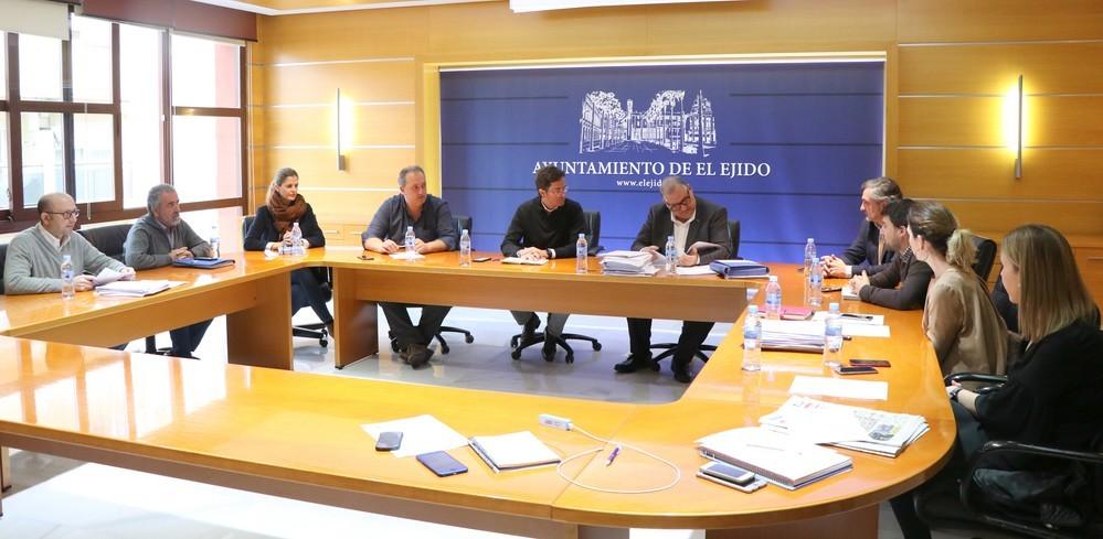 La Junta de Gobierno ejidense aprueba nuevas licencias urbanas y agrícolas además de proyectos dirigidos a dinamizar la vida cultural del municipio
