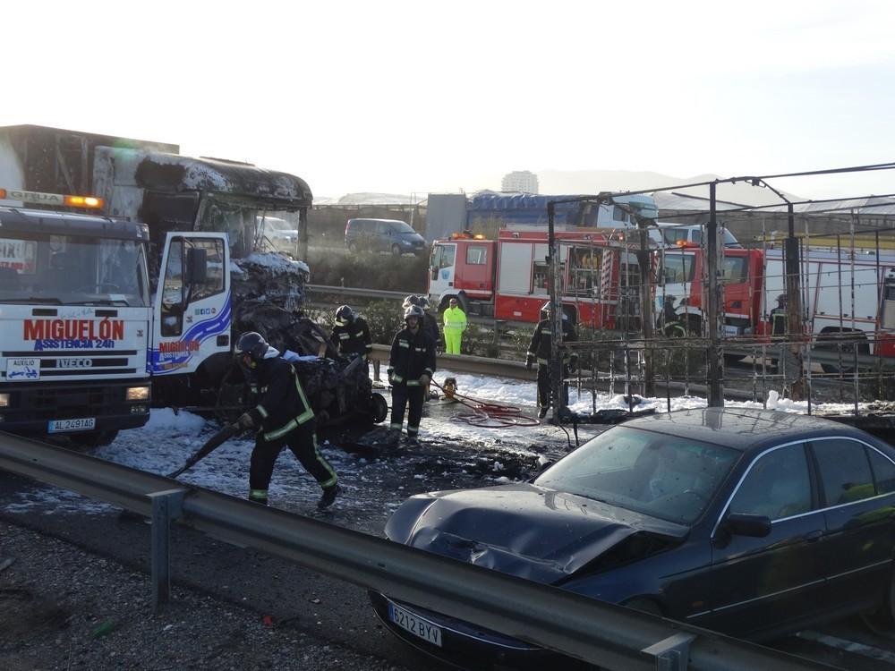 Un fallecido y tres heridos en un grave accidente múltiple en la plena autovía