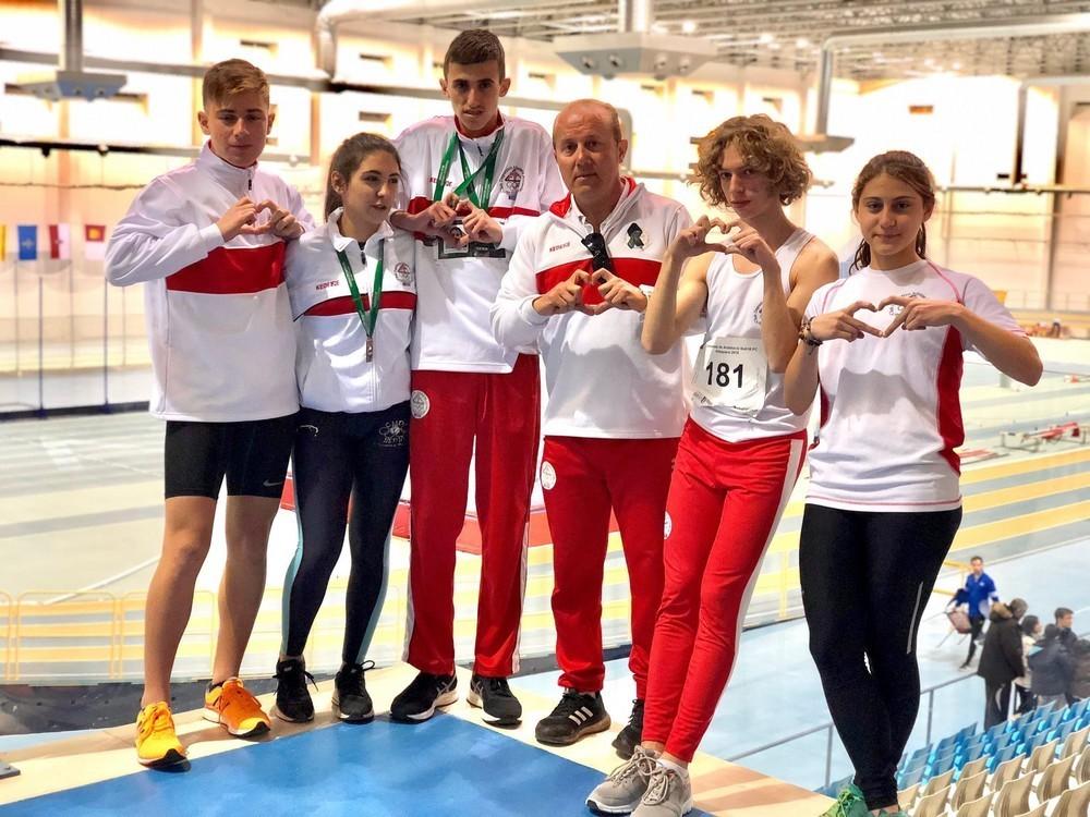 Alba Moreno, medalla de bronce en 1.000 m.l. en el Campeonato de Andalucía sub-16 de pista cubierta