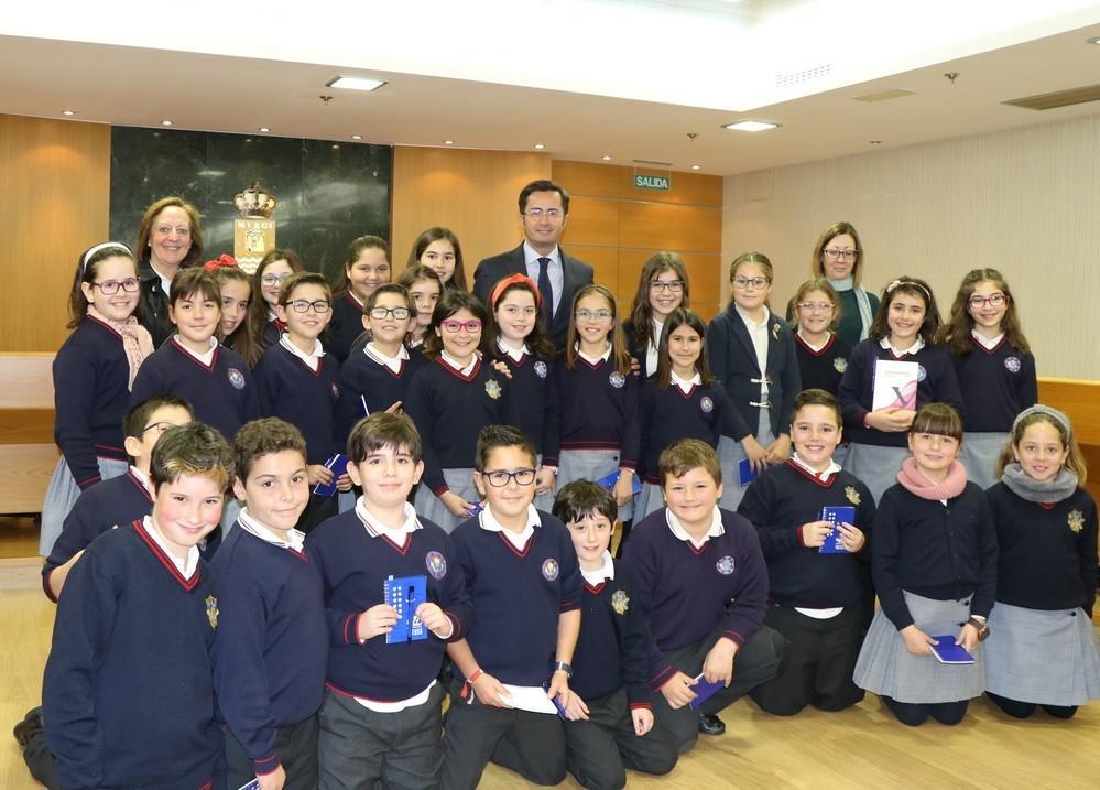 El alcalde recibe a una treintena de alumnos del colegio 'Divina Infantita' para explicarles el funcionamiento de la Administración local