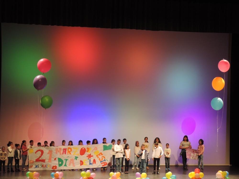 El Ejido celebrará el Día Mundial de la Poesía con el reparto de vasos con 'sorbos' de versos entre los ciudadanos