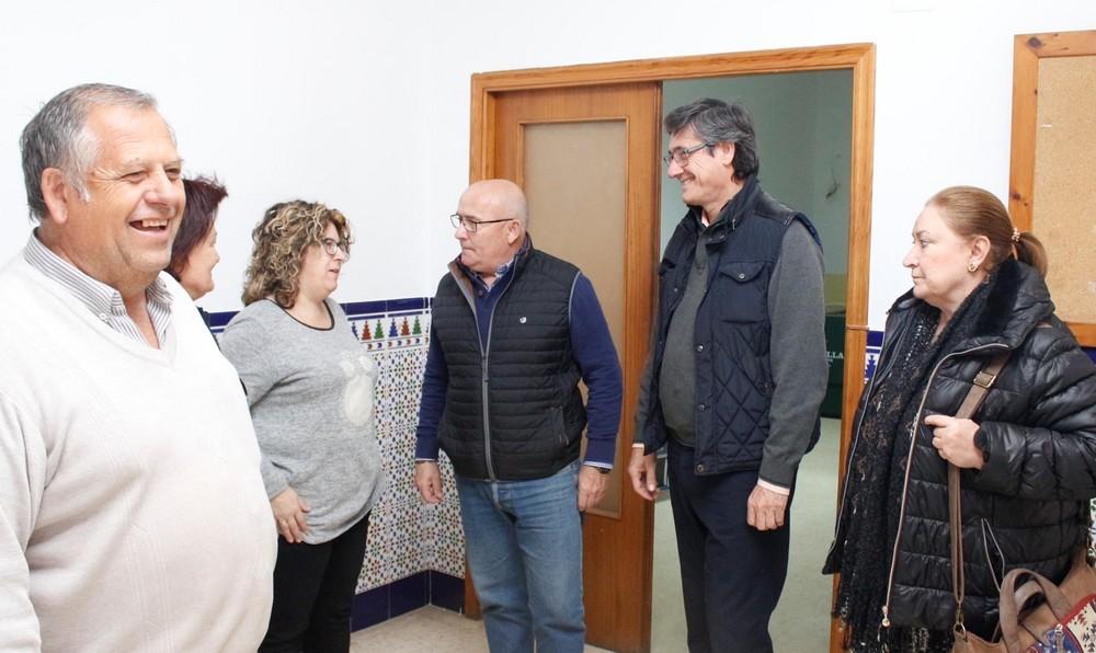 Manuel Cortés visita las obras de remodelación del Centro de la Tercera Edad de La Curva