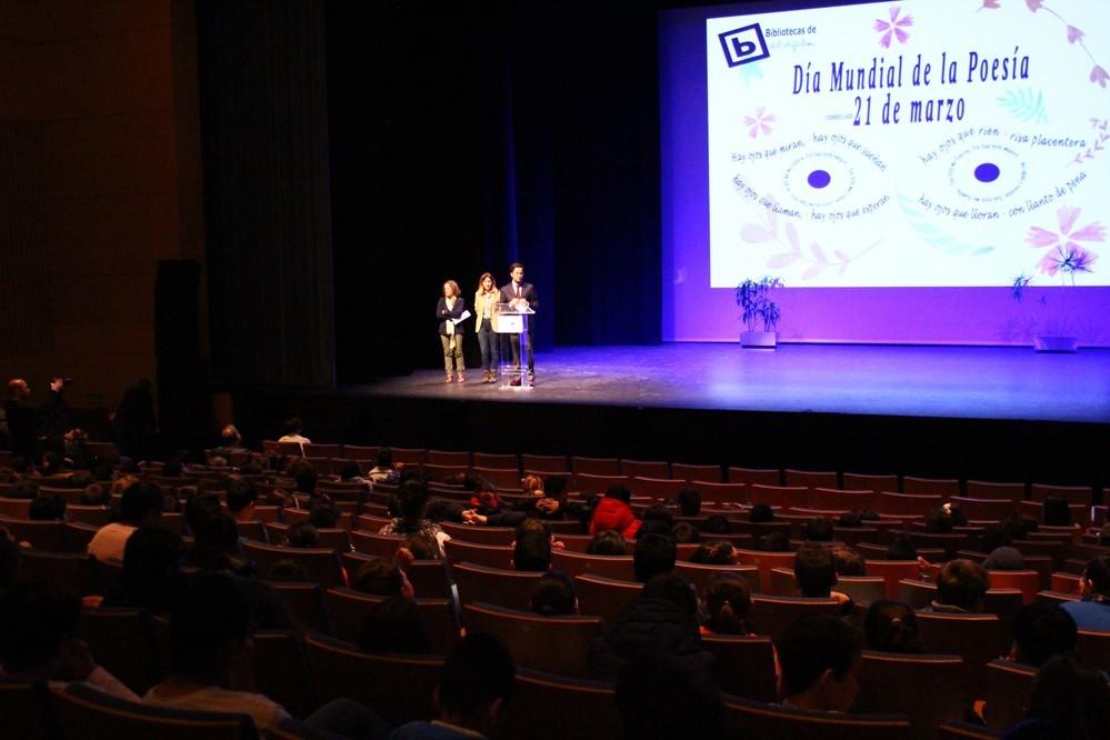 Más de medio millar de escolares celebran el Día Internacional de la Poesía con un gran acto en el que han reivindicado el valor de las palabras