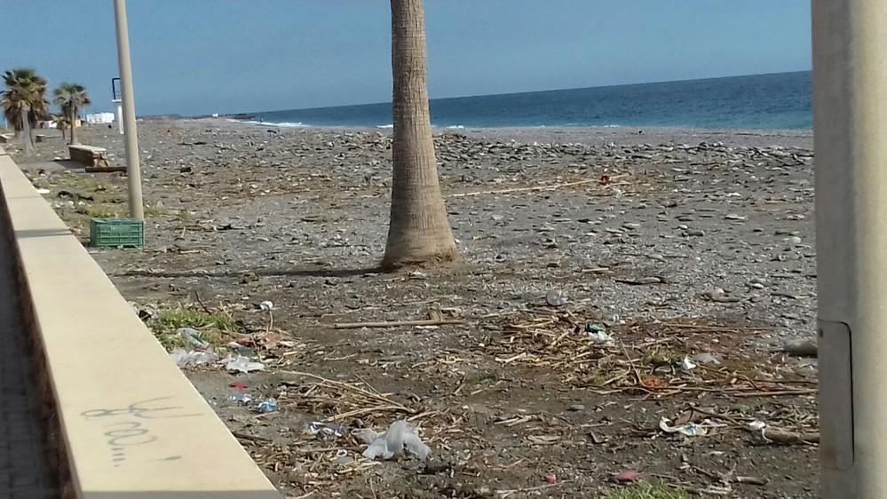 El PSOE de Adra lamenta que el PP instale una pista de hielo para Semana Santa y tenga las playas en un estado deplorable