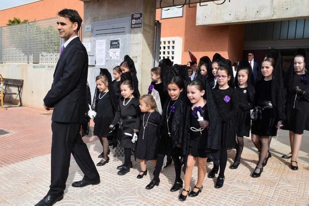 El alumnado del CEIP Saint Sylvain D’Anjou protagoniza la primera procesión de Semana Santa vicaria