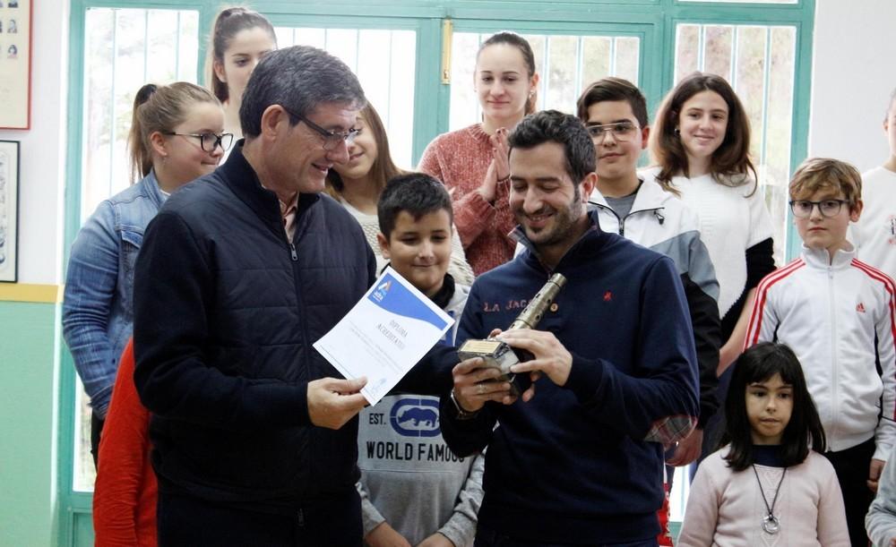 Manuel Cortés entrega la Torre de Adra al Coro Pedro Mena y reafirma su “compromiso” con los cantores