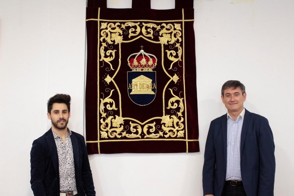 El alcalde descubre el nuevo repostero con el escudo de la ciudad que presidirá el Salón de Plenos de Adra