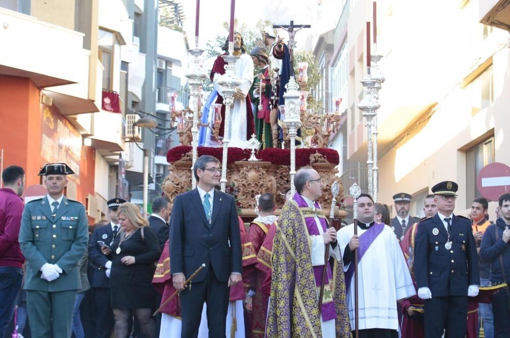 El Prendimiento emociona en Adra escoltado por la Policía Local