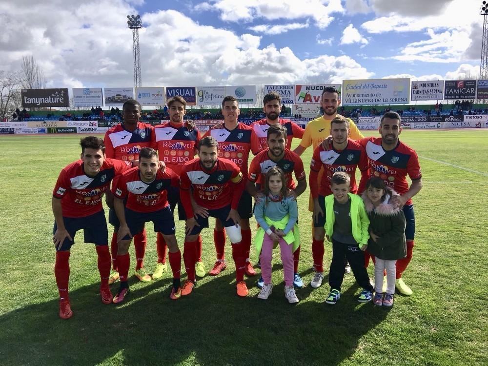 El CD El Ejido vence al Villanovense y roza la permanencia