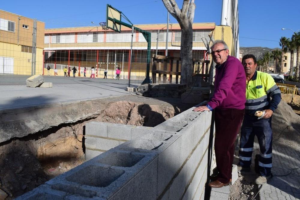 El Ayuntamiento de Vícar procede a reconstruir una parte del muro del CEIP Nuestra Señora de la Merced