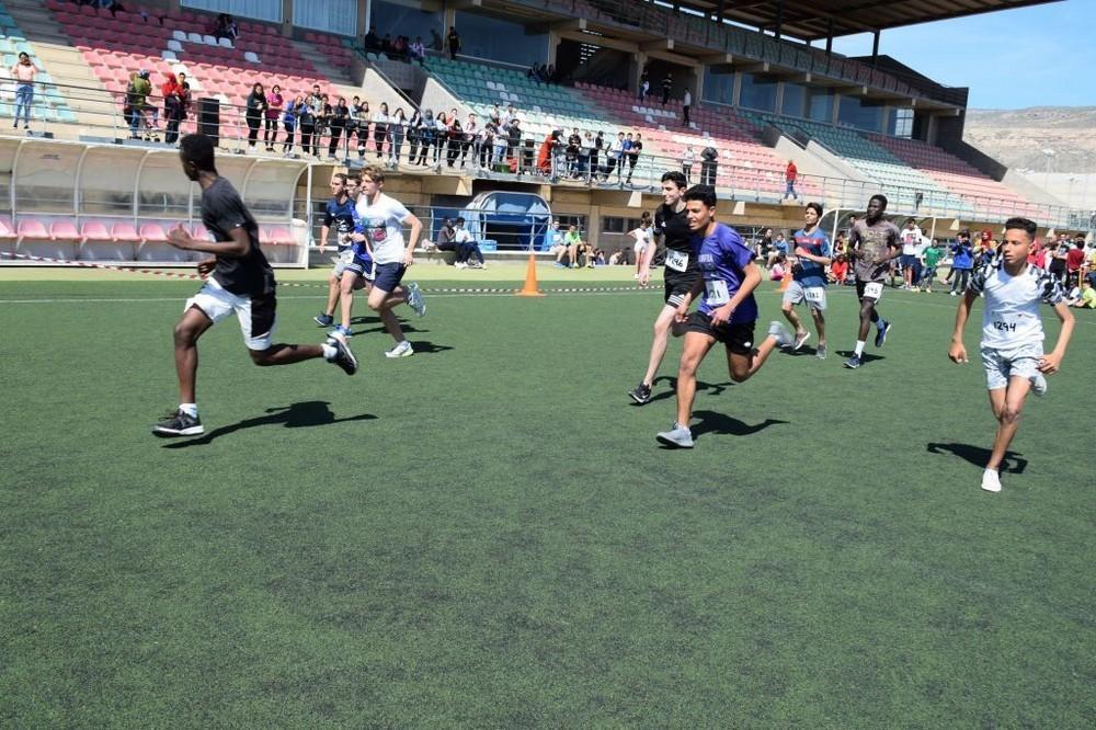 Nueve de los once centros educativos de Vícar se reparten los títulos del Circuito Municipal de Cross 2018