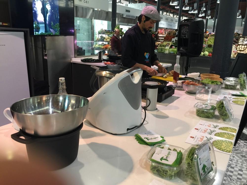 El tirabeque de Dalías, protagonista de un showcooking en el Mercado Central de Almería