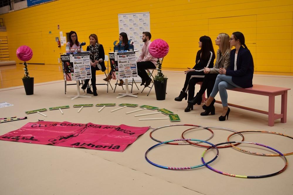 La presentación del Campeonato Andaluz de Gimnasia Rítmica 1ª fase Copa y Precopa en el Pabellón de El Ejido destaca por su cuidado escenario