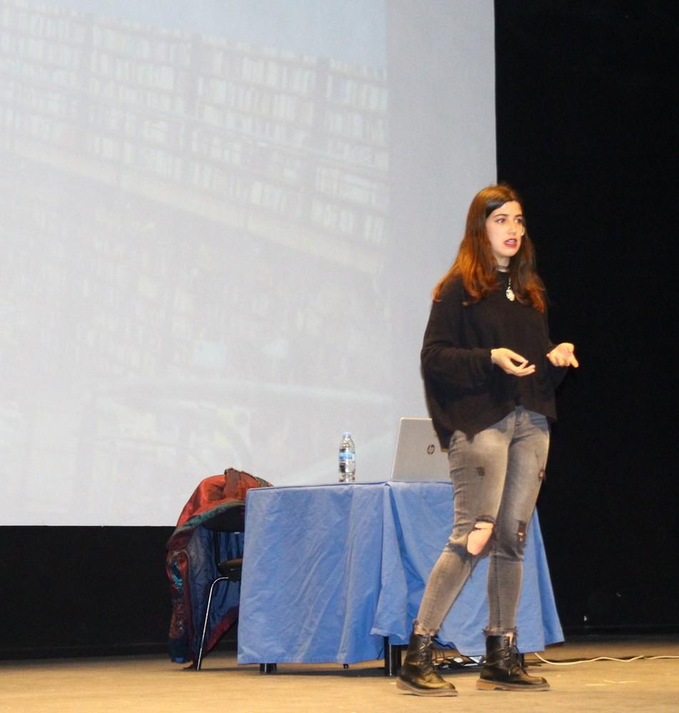 Unos 330 alumnos participan en la conferencia que ha ofrecido la autora juvenil May R. Ayamonte sobre el fenómeno 'booktuber'