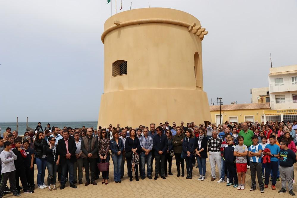 Balerma se concentra en señal de luto por la muerte de un niño de 9 años a manos de su padre