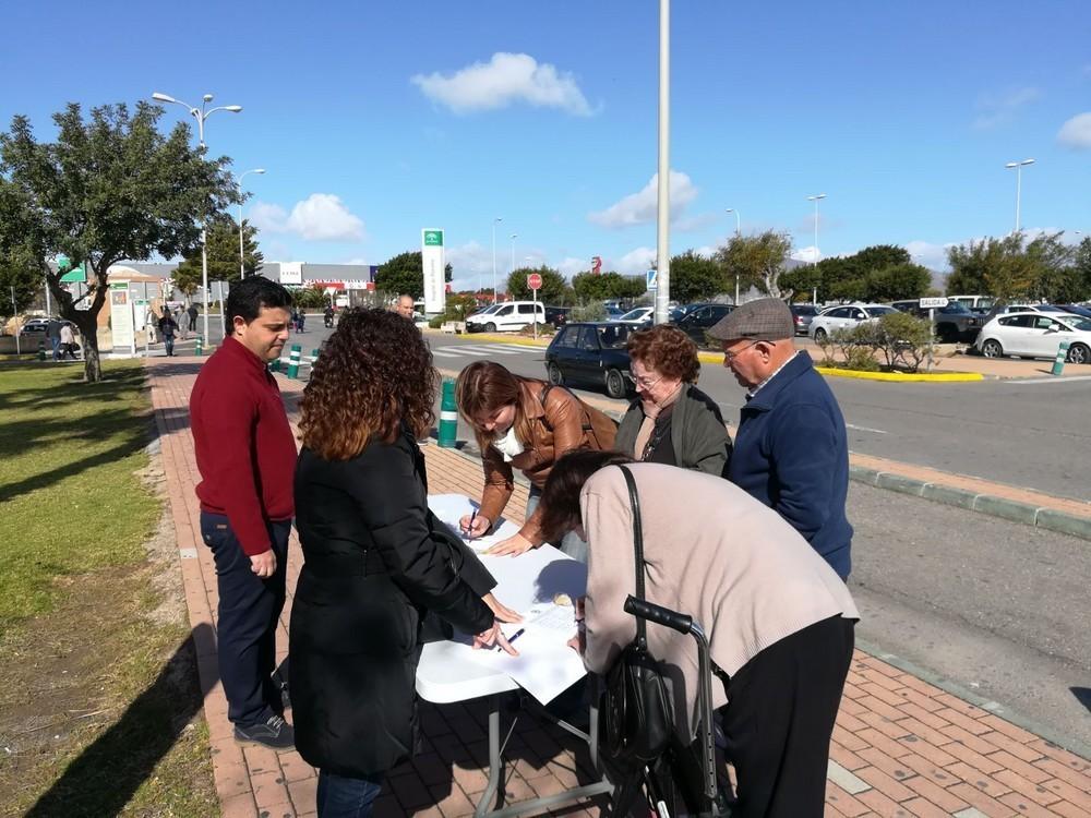 El PP inicia una campaña de recogida de firmas para solicitar más especialidades para el Poniente y la implantación del cribado de colon