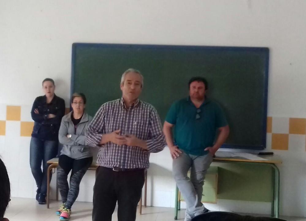 Mas de cien personas se reúnen en Celín para reivindicar que no se les quite la parada de autobús