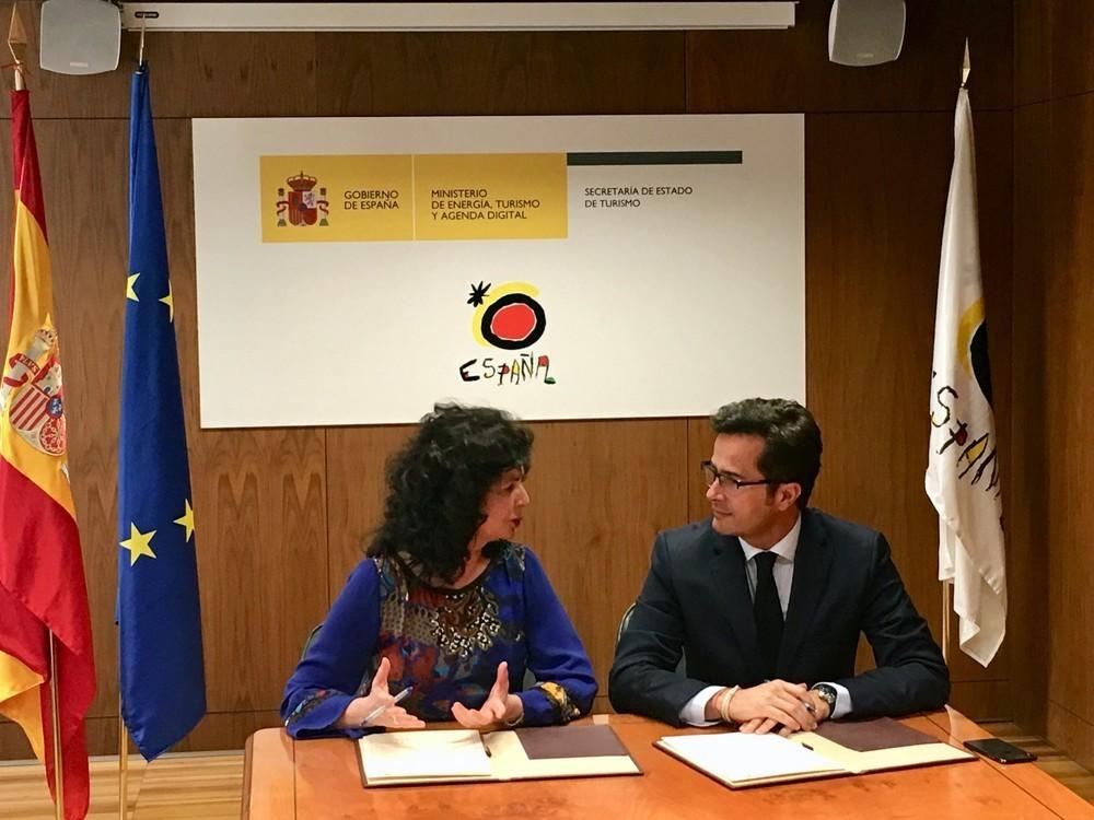 El alcalde de El Ejido y la secretaria Estado de Turismo firman el convenio de adhesión al proyecto 'Destinos Turísticos Inteligentes'