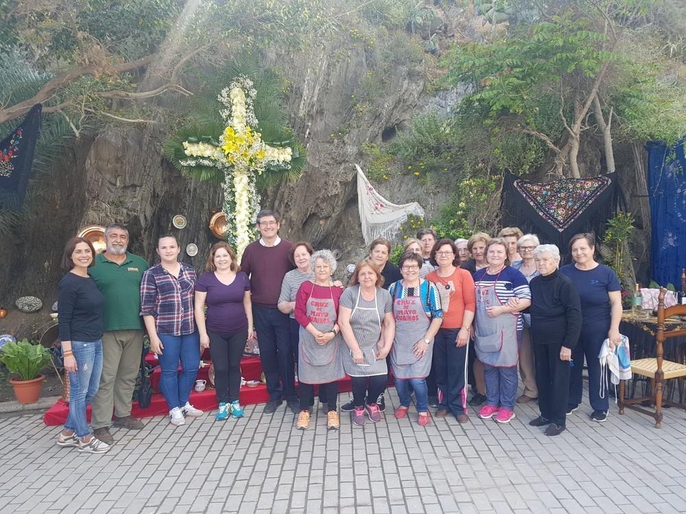 Las camareras de la Virgen de los Dolores de Guainos ganan el primer premio en las Cruces de Mayo