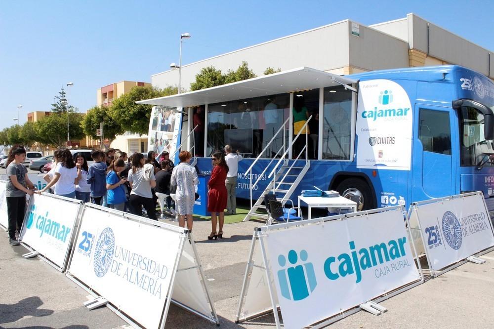 La UAL se acerca a los estudiantes abderitanos con su autobús itinerante