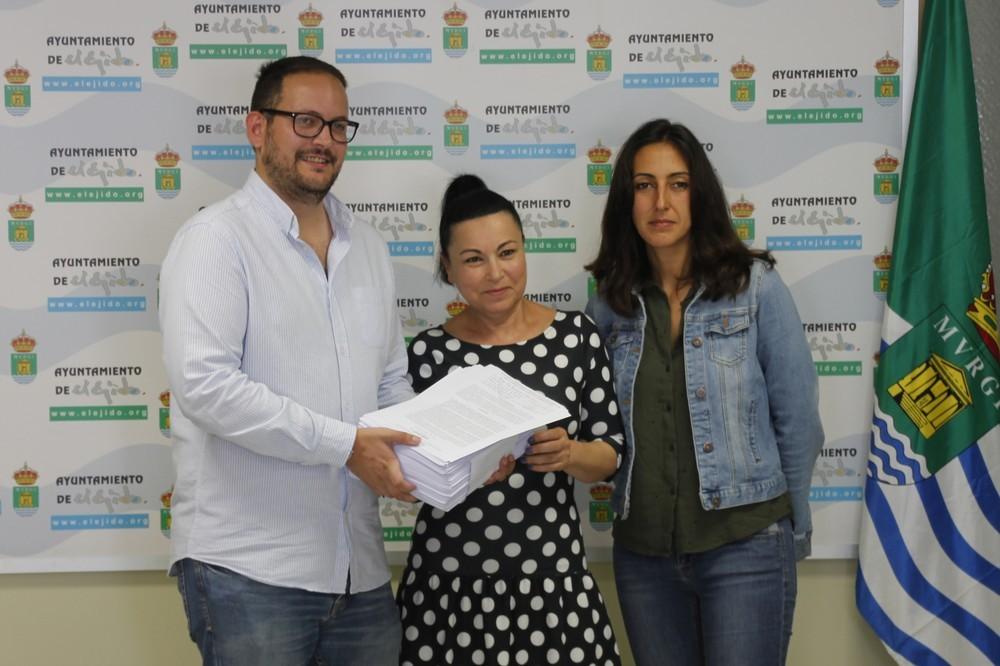 IU El Ejido recoge 1.200 firmas para alegar contra la subida de la tasa del servicio de aguas