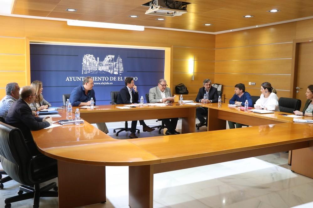 El gobierno local da los primeros pasos para hacer del centro de El Ejido un espacio más funcional, abierto y atractivo que invite al paseo