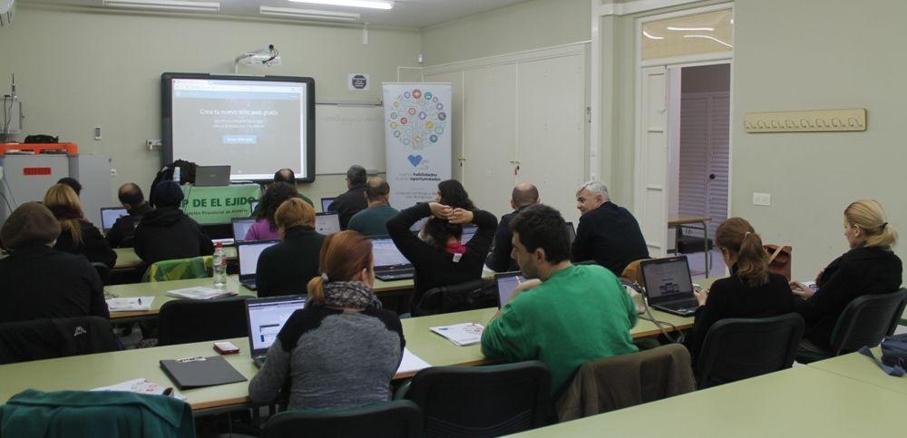 El CADE de Vícar y Andalucía Compromiso Digital orientan a emprendedores vicarios sobre nuevas profesiones digitales