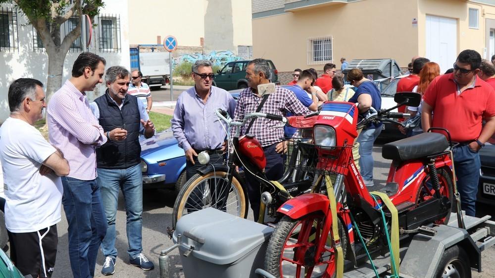 La Concentración de Coches Clásicos 'La Mítica de La Aldeílla' reúne a casi un centenar de vehículos