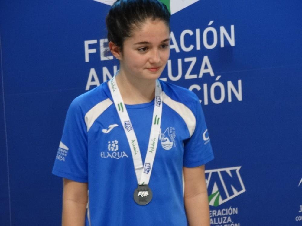 Carmen Guerrero, medalla de bronce en el Trofeo de Cáceres con la Selección andaluza de natación
