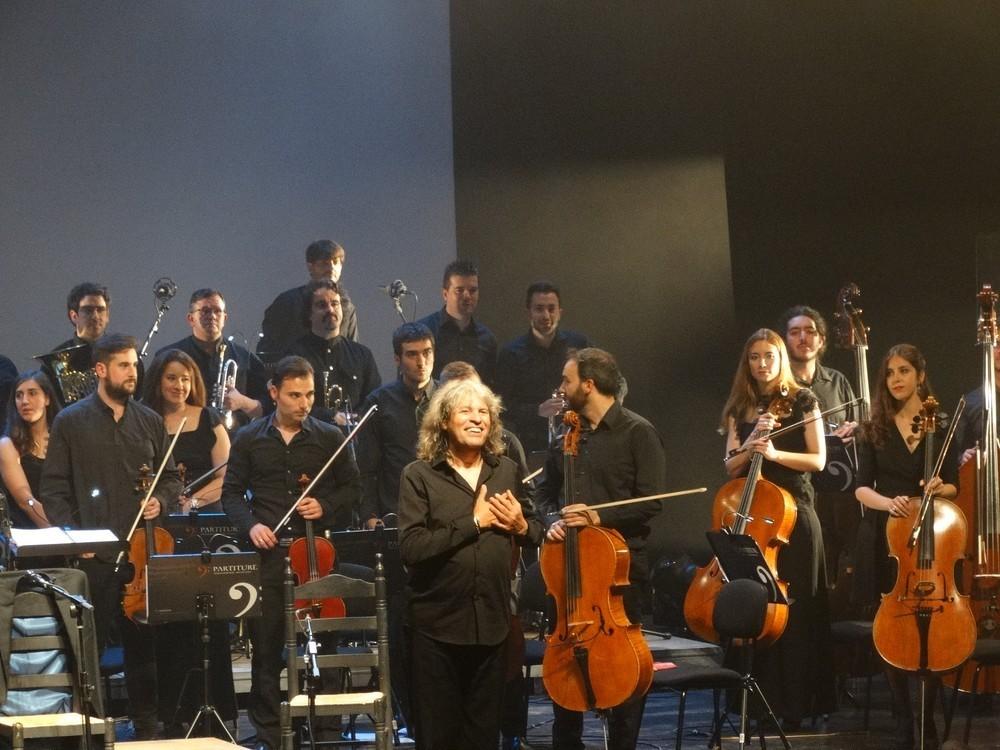 La célebre figura del flamenco José Mercé recibe un merecido reconocimiento a su carrera con la concesión de la 'Butaca de honor' en el Auditorio de El Ejido