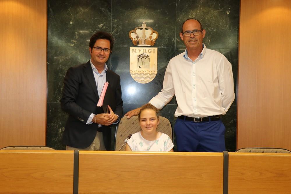 Alba Fernández Sánchez se convierte en 'Presidenta por un día' de Santa María del Águila al mostrar su preocupación por la calidad de vida de sus vecinos