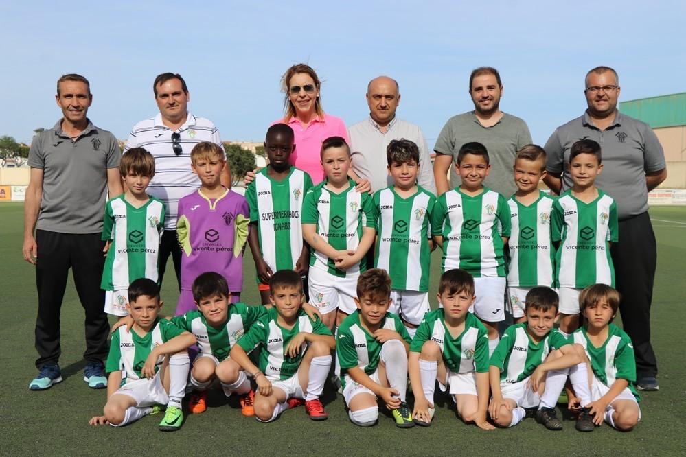 María José Martín felicita al equipo prebenjamín de fútbol de Las Norias por su excelente temporada