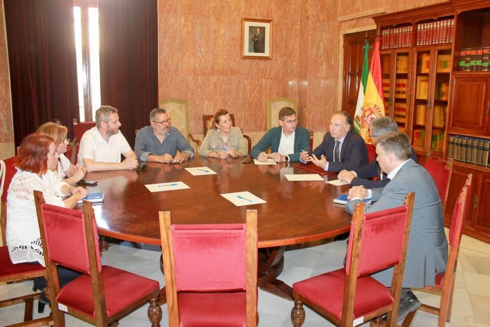 El PSOE, UGT y CCOO trasladan al subdelegado del Gobierno los problemas de los trabajadores del manipulado para cobrar el paro