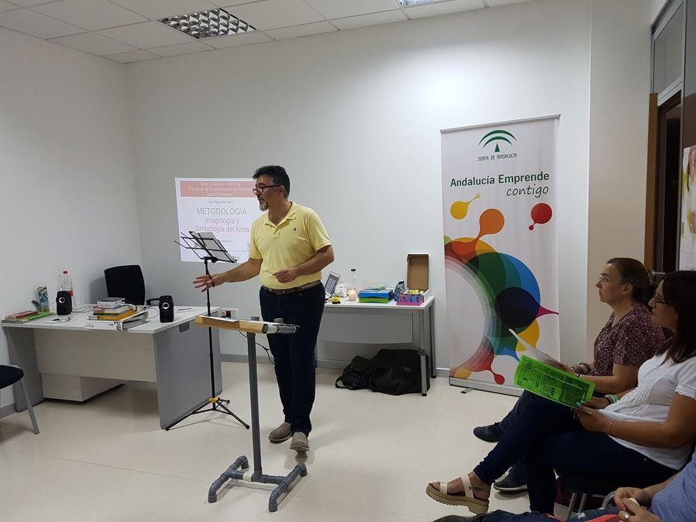 La Junta enseña a desempleados y emprendedores de Vícar a desarrollar la motivación para la generación de proyectos