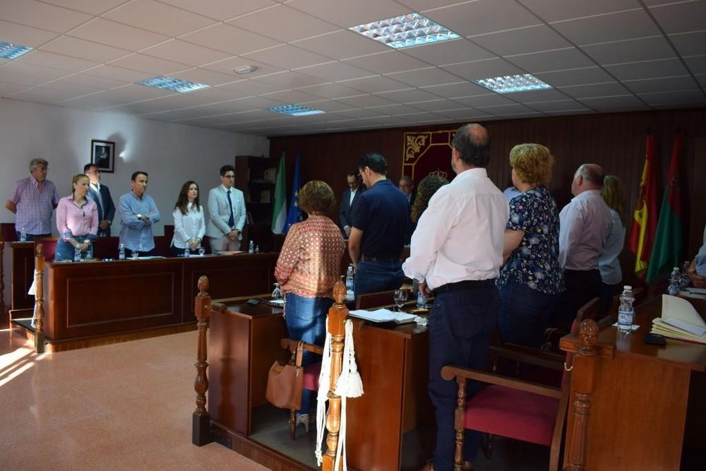 El Pleno recuerda con un minuto de silencio a los fallecidos Francisco Vargas  y al que fuera concejal vicario, Miguel Rodríguez