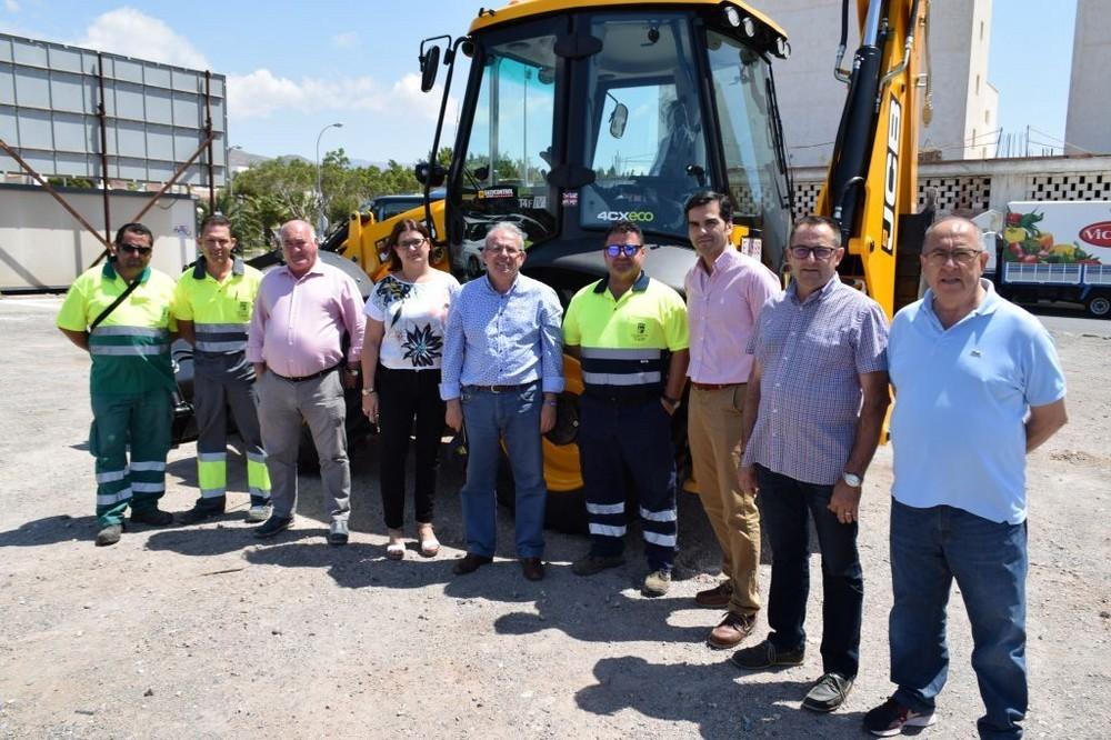 El parque móvil del Ayuntamiento de Vícar se incrementa a 68 vehículos con la adquisición de una nueva retroexcavadora