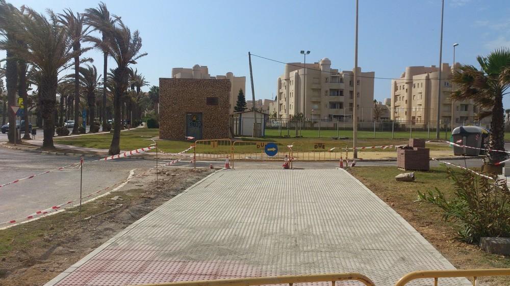 Mejoran aceras y pasos de cebra en Almerimar para garantizar el tránsito de peatones y personas con movilidad reducida