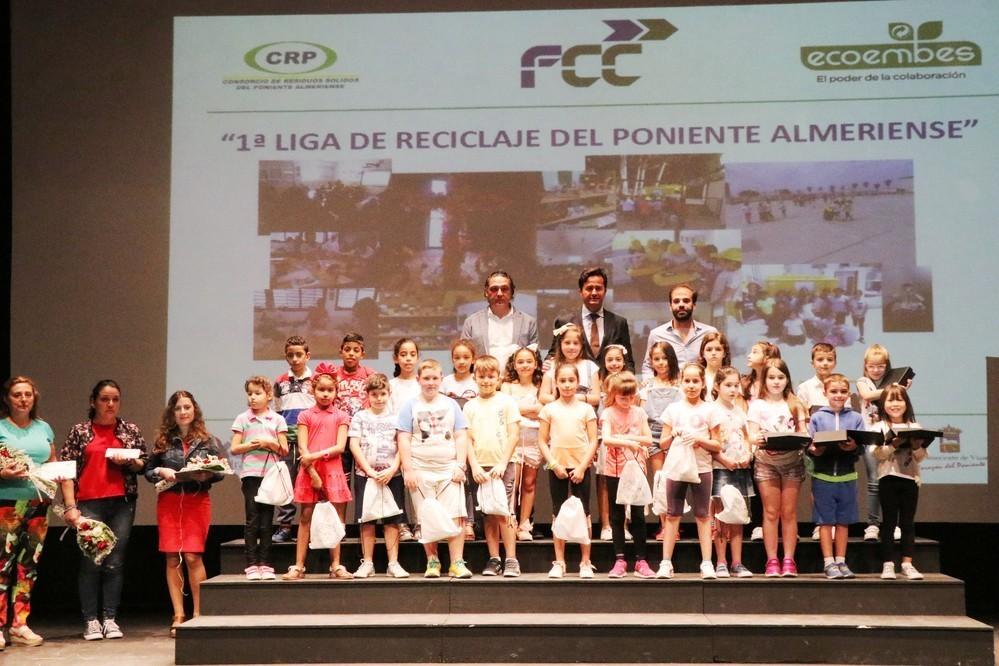 1.000 escolares de 22 centros de Poniente recogen 22.000 kilos de envases ligeros en la ‘I Liga del Reciclaje’
