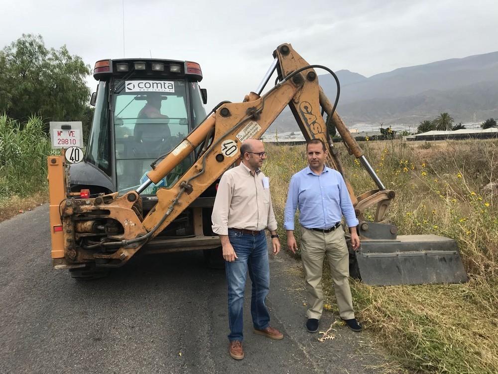 El Ayuntamiento de El Ejido lleva a cabo tareas de desbroce en márgenes y cunetas de caminos de manera sostenible y sin químicos
