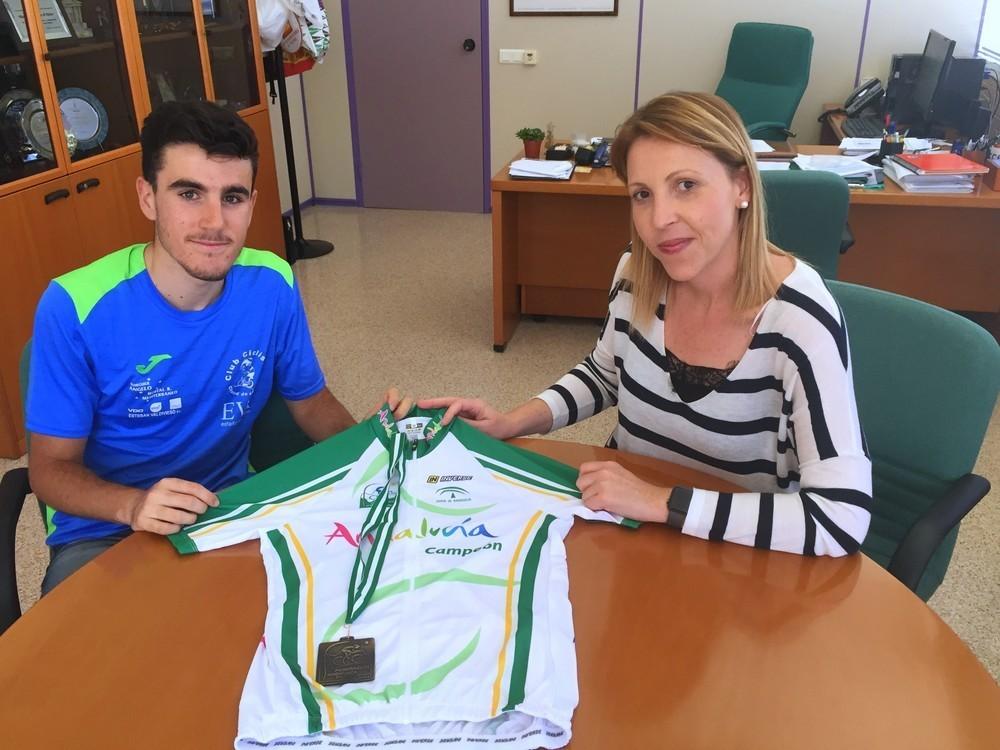 La concejala de Deportes felicita a Raúl Craviotto tras proclamarse campeón de Andalucía de Ciclismo en Ruta