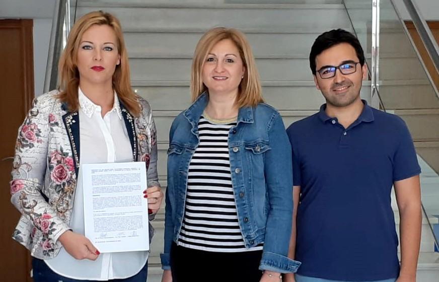 PSOE, Plataforma y la edil no adscrita, temen que el PP realice un contrato menor para mantener la plantilla de la piscina sin darles estabilidad laboral