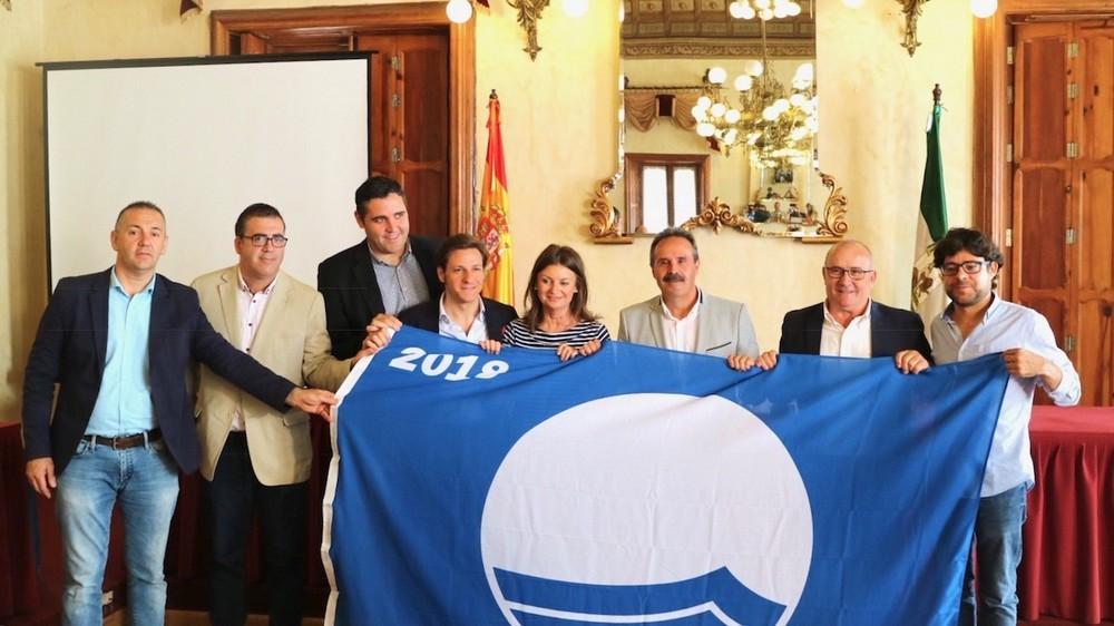 El delegado de Turismo entrega 24 banderas azules del total de 29 a los municipios que se les ha concedido el distintivo este año