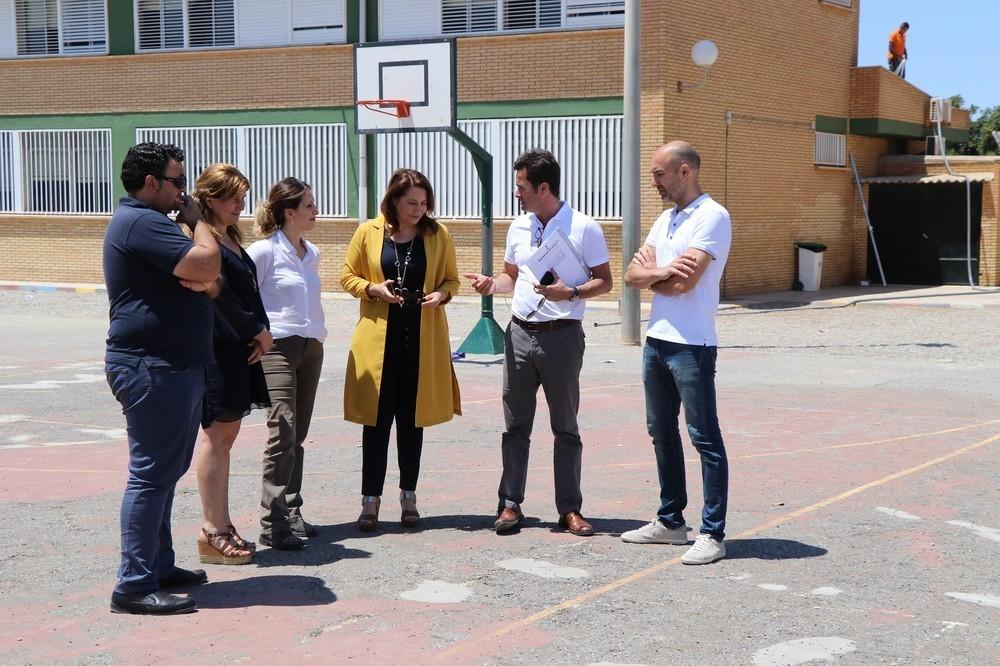 El Ayuntamiento de El Ejido y la Junta Local de San Agustín arrancan a la delegada de Educación el compromiso de dotar al CEIP de este núcleo de una pista polideportiva